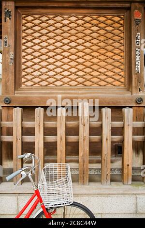 Fahrrad Vor Dem Hölzernen Schrein Geparkt Stockfoto