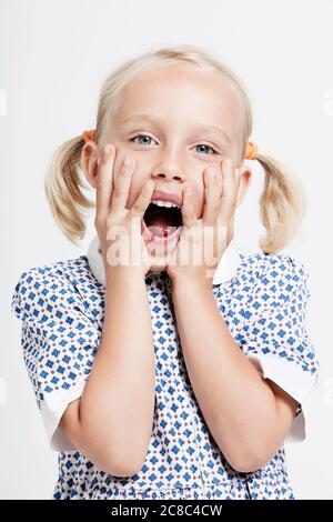 Schockiert kleine blonde Mädchen Stockfoto