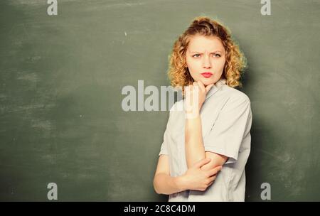 Lehrer der beste Freund von Lernenden. Guter Lehrer ist Meister der Vereinfachung. Frau Lehrerin vor der Tafel. Lehrer hart Thema erklären. Über Wissen leidenschaftlich. Lehre könnte mehr Spaß machen. Stockfoto