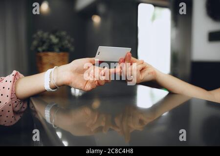 Die Rezeption übergab einem Gast die Schlüsselkarte an der Rezeption Stockfoto