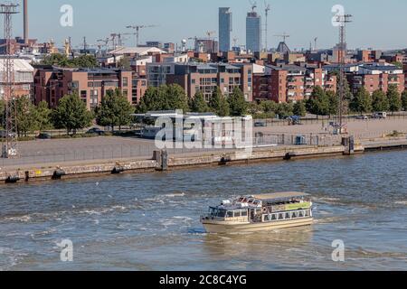 Helsinki, Uusimaa, Finnland, 20. Juli 2020. Panorama der Stadt und Viking Line Car Check-in. Hochwertige Fotos Stockfoto