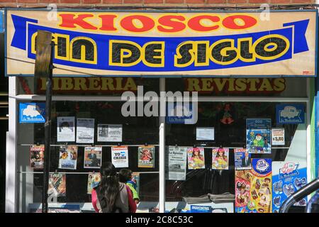 Indigene Frau und ihr Baby checken die Zeitschriften in einer Buchhandlung in Rio Gallegos, Südargentinien. Stockfoto