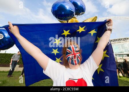 Die Stimme bleibt Unterstützer außerhalb der Wembley Arena, Wembley, London, vor Beginn einer Live-Debatte des BBC-Fernsehens über das bevorstehende britische Referendum über die Frage, ob ein Teil der Europäischen Union bleiben oder gehen soll. Das Referendum wird am Donnerstag, den 23. Juli 2016 stattfinden. Wembley Arena, London, Großbritannien. Juni 2016, 21 Stockfoto