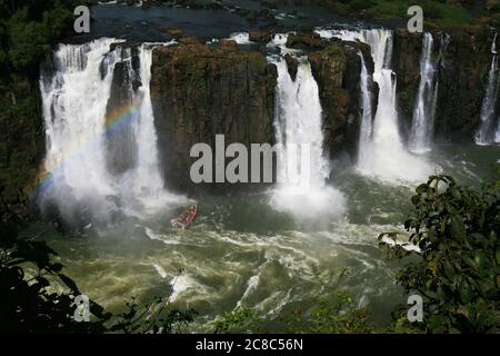 Ein Touristenboot nähert sich dem Grund der Iguazu Wasserfälle. Foz do Iguaçu, Brasilien. Stockfoto