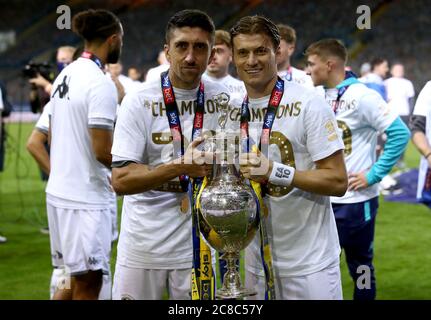 Pablo Hernandez (links) und Ezgjan Alioski von Leeds United feiern am Ende des Sky Bet Championship-Spiels in der Elland Road, Leeds, mit der Trophäe der Sky Bet Championship. Stockfoto