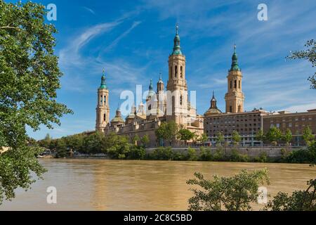 Zaragoza, Provinz Zaragoza, Aragon, Spanien. Die barocke Basilika Nuestra Señora del Pilar, oder Unsere Liebe Frau von der Säule, über dem Ebro R gesehen Stockfoto