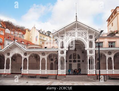 Karlovy Vary, Tschechische Republik - 30. Oktober 2019: Blick auf die Marktkolonnade (Quelle von Mineralwasser) in Karlovy Vary die berühmteste KURSTADT in Th Stockfoto