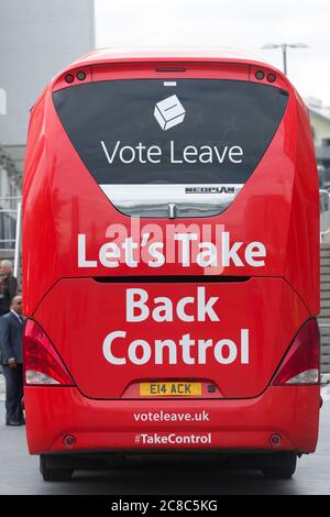 Der Kampagnenbus Leave vor der Wembley Arena, Wembley, London, vor dem Beginn einer Live-Debatte des BBC-Fernsehens über das bevorstehende britische Referendum, ob es ein Teil der Europäischen Union bleiben oder gehen soll. Das Referendum wird am Donnerstag, den 23. Juli 2016 stattfinden. Wembley Arena, London, Großbritannien. Juni 2016, 21 Stockfoto