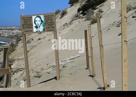 Krankenhaus-wie schweigt Zeichen auf den Dünen von Península Valdés, Argentinien. Das Schild soll sicherstellen, dass wilde Tiere in der Gegend nicht gestört werden. Stockfoto