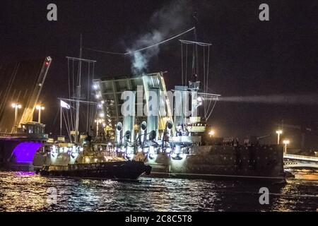 Rückkehr des Kreuzfahrtschiffes Aurora nach Reparaturen auf den Hauptparkplatz Stockfoto