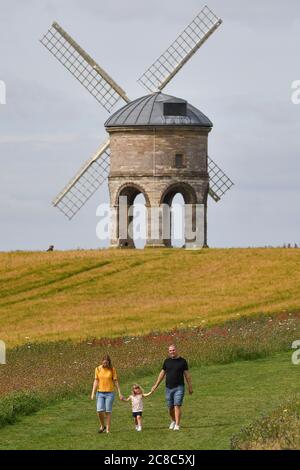 Besucher spazieren durch die Chesterton Windmill in Chesterton, Warwickshire. Stockfoto