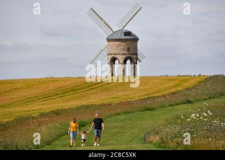Besucher spazieren durch die Chesterton Windmill in Chesterton, Warwickshire. Stockfoto