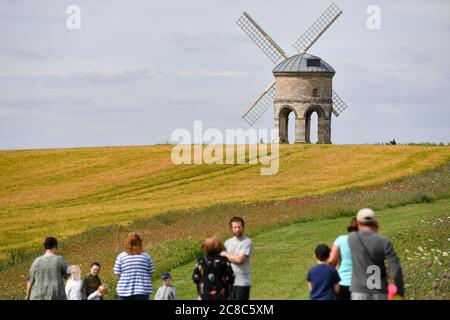 Besucher spazieren durch die Chesterton Windmill in Chesterton, Warwickshire. Stockfoto