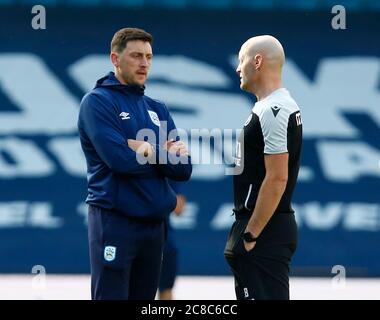 LONDON, Großbritannien, JULI 22: L-R Danny Schofield (Hausmeister) von Huddersfield Town und Millwall Assistant Manager: Adam Barrett (interim)während der EFL Stockfoto