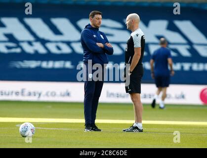 LONDON, Großbritannien, JULI 22: L-R Danny Schofield (Hausmeister) von Huddersfield Town und Millwall Assistant Manager: Adam Barrett (interim)während der EFL Stockfoto