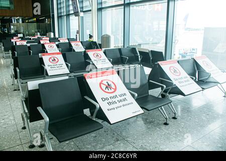 HEATHROW LONDON, GROSSBRITANNIEN. Juli 2020. 23 Hinweise zur öffentlichen Gesundheit auf den Sitzen im Flughafenterminal von Heathrow werden soziale Distanzierungsschilder angebracht, um zu verhindern, dass Passagiere während der Coronavirus-Pandemie zu eng beieinander sitzen, um die Ausbreitung von Covid-19-Infektionen zu stoppen. Kredit: amer ghazzal/Alamy Live Nachrichten Stockfoto