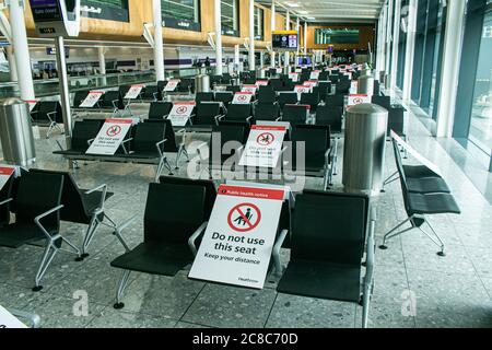 HEATHROW LONDON, GROSSBRITANNIEN. Juli 2020. 23 Hinweise zur öffentlichen Gesundheit auf den Sitzen im Flughafenterminal von Heathrow werden soziale Distanzierungsschilder angebracht, um zu verhindern, dass Passagiere während der Coronavirus-Pandemie zu eng beieinander sitzen, um die Ausbreitung von Covid-19-Infektionen zu stoppen. Kredit: amer ghazzal/Alamy Live Nachrichten Stockfoto