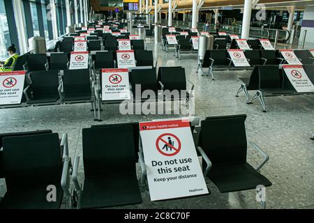 HEATHROW LONDON, GROSSBRITANNIEN. Juli 2020. 23 Hinweise zur öffentlichen Gesundheit auf den Sitzen im Flughafenterminal von Heathrow werden soziale Distanzierungsschilder angebracht, um zu verhindern, dass Passagiere während der Coronavirus-Pandemie zu eng beieinander sitzen, um die Ausbreitung von Covid-19-Infektionen zu stoppen. Kredit: amer ghazzal/Alamy Live Nachrichten Stockfoto