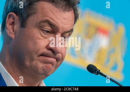 23. Juli 2020, Bayern, München: Nach dem Digitalisierungsgipfel der Bayerischen Regierung nimmt der Ministerpräsident von Bayern, Markus Söder (CSU), an einer Pressekonferenz mit kommunalen Dachverbänden und Vertretern von Lehrer-, Eltern- und Schülerverbänden Teil. Foto: Peter Kneffel/dpa Stockfoto