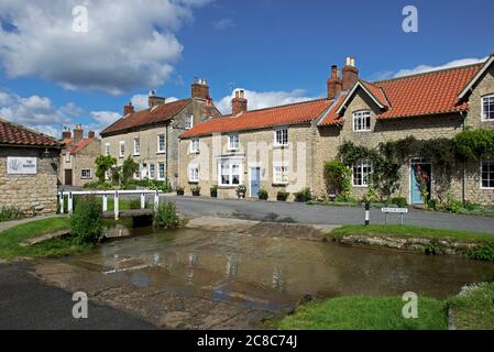 Ford und Stream im Landgut Dorf Hovingham, Ryedale, North Yorkshire, England Stockfoto