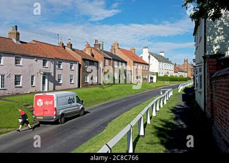 DPD Kurierwagen im Dorf Stillington, North Yorkshire, England Stockfoto