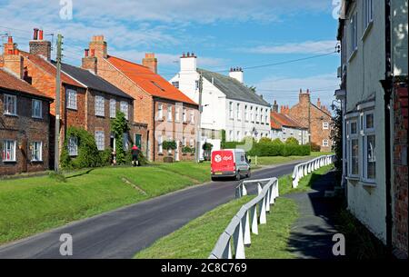 DPD Kurierwagen im Dorf Stillington, North Yorkshire, England Stockfoto