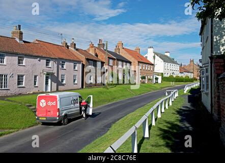 DPD Kurierwagen im Dorf Stillington, North Yorkshire, England Stockfoto