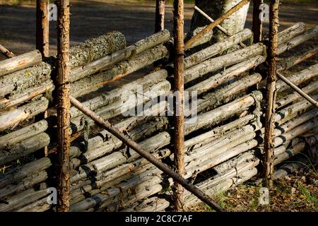 Altmodischer Holzmast Zaun , Finnland Stockfoto