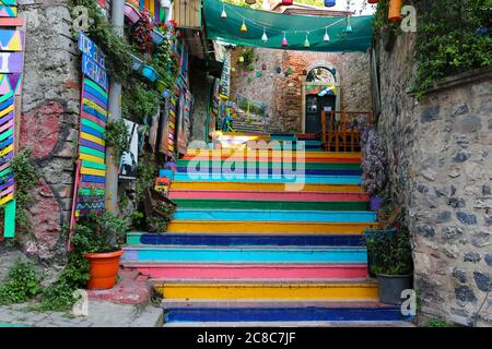 ISTANBUL, TÜRKEI - 11. JULI 2020: Straße mit bunten Treppen im Fener Bezirk Stockfoto