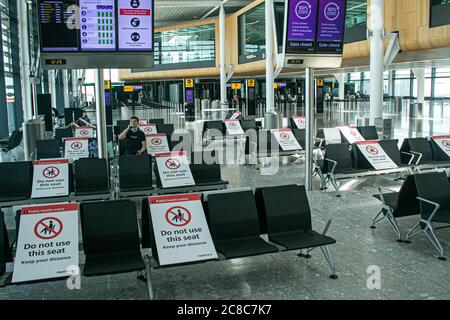 HEATHROW LONDON, GROSSBRITANNIEN. Juli 2020. 23 Hinweise zur öffentlichen Gesundheit auf den Sitzen im Flughafenterminal von Heathrow werden soziale Distanzierungsschilder angebracht, um zu verhindern, dass Passagiere während der Coronavirus-Pandemie zu eng beieinander sitzen, um die Ausbreitung von Covid-19-Infektionen zu stoppen. Kredit: amer ghazzal/Alamy Live Nachrichten Stockfoto