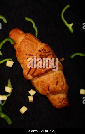 Weizenbrot mit spacigen grünen Chili und Butter auf schwarzem Stoffhintergrund. Stockfoto