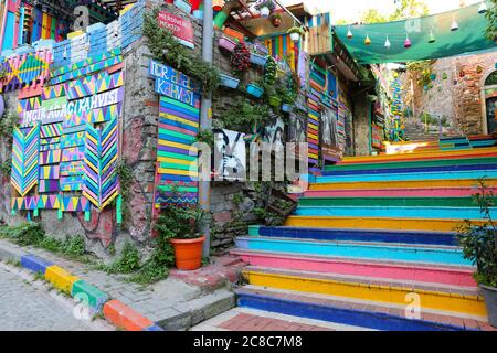 ISTANBUL, TÜRKEI - 11. JULI 2020: Straße mit bunten Treppen im Fener Bezirk Stockfoto