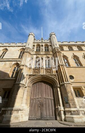 Tor zum Gebäude der Old Schools University, Trinity Lane, Cambridge, England Stockfoto