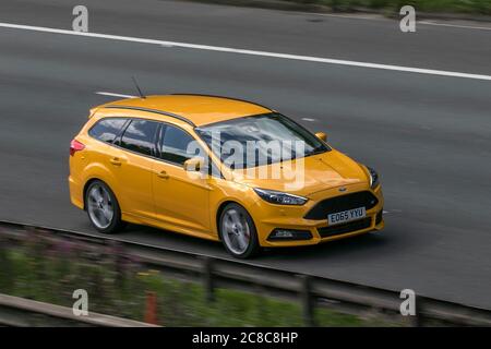 A 2015 Ford Focus St-3 Turbo Orange Car Estate Benzin auf der Autobahn M6 in der Nähe von Preston in Lancashire, Großbritannien Stockfoto