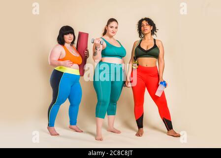 Gruppe von 3 übergroßen Frauen posiert im Studio - schöne Mädchen akzeptieren Körper Unvollkommenheit, Beauty-Aufnahmen im Studio - Konzepte über Körper Akzeptanz, bsb Stockfoto