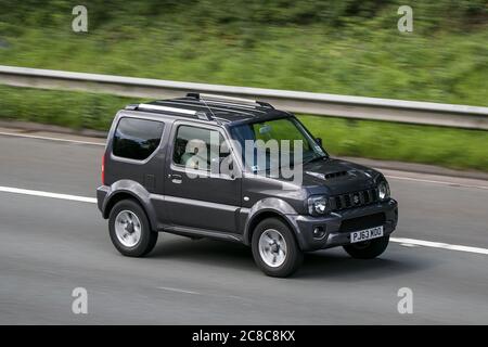 2013 graues Suzuki Jimny SZ4 Auto Sport Utility Vehicle Fahren auf der M6autobahn bei Preston in Lancashire, Großbritannien Stockfoto