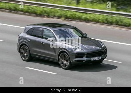 2020 grauer Porsche Cayenne V6 Tiptronic fährt auf der M6autobahn bei Preston in Lancashire, Großbritannien Stockfoto