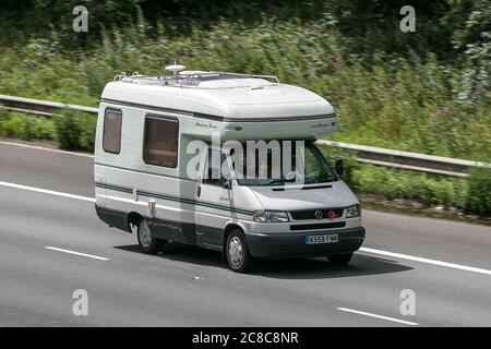 2001 Volkswagen 1200 TDI SWB Touring Wohnwagen und Wohnmobile, Wohnmobil Wohnmobil Wohnmobil, Familienurlaub, Caravanette Fahren auf der Autobahn M6 Stockfoto