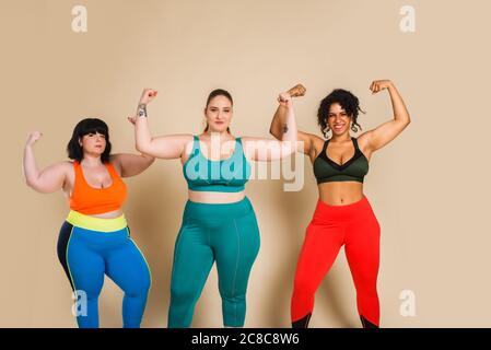 Gruppe von 3 übergroßen Frauen posiert im Studio - schöne Mädchen akzeptieren Körper Unvollkommenheit, Beauty-Aufnahmen im Studio - Konzepte über Körper Akzeptanz, bsb Stockfoto