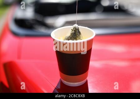 Teebeutel wird in Glas kochendes Wasser in der Nähe gebraut Stockfoto