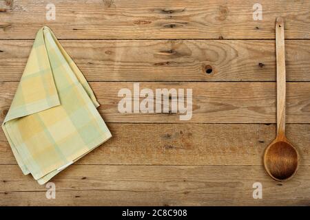 Serviette und Holzpfanne auf Holzoberfläche Stockfoto