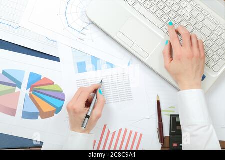 Draufsicht der Frau, die an Charts und Zahlen arbeitet Stockfoto