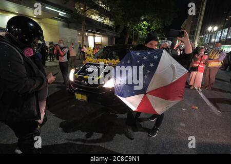 Portland, USA. Juli 2020. Zwei Demonstranten decken sich hinter einem Schirm, als Bundesbeamte Tränengas und andere Massenkontrollmunition abstoßen, um den Bereich vor dem Bundesgericht in Portland, Oregon, am 22. Juli 2020 zu räumen. (Foto: Alex Milan Tracy/Sipa USA) Quelle: SIPA USA/Alamy Live News Stockfoto