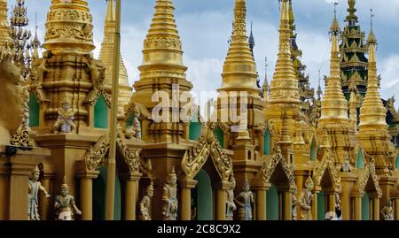 Die prächtigen vergoldeten Stupas rund um die Shwedagon Pagode in Yangon, Myanmar, formal Rangoom, Burma Stockfoto