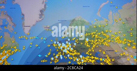 Flugverkehr über die Nordhalbkugel (22. juli 2020, UTC 22.50) im Internet mit Flightradar 24-Standort, während der Coronavirus-Pandemie Stockfoto