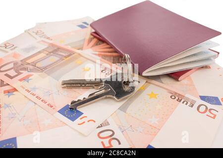 Pässe auf Banknote Hintergrund. Pässe und Schlüssel des Hauses. Euro-banknoten 50 50. Reisen und Geld. Stockfoto