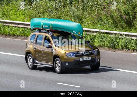 2017 Bronze grün Dacia Duster Ambiance DCI 4X2 1461cc Diesel SUV Carrying Venture canadian Kanu; Vehicular Verkehr Moving Fahrzeuge, Autos fahren Fahrzeug auf britischen Straßen, Motoren, Fahren auf der Autobahn M6-Netz. Stockfoto