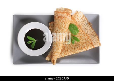 Pfannkuchen mit Schokolade, Krepp isoliert auf weißem Hintergrund Stockfoto