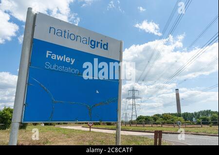 Fawley, Großbritannien, 21. Juli 2020. Allgemeine Ansicht des Eingangs zum Fawley Kraftwerk in der Nähe des New Forest in Hampshire. Stockfoto