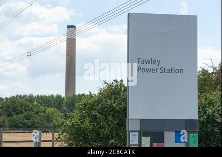 Fawley, Großbritannien, 21. Juli 2020. Allgemeine Ansicht des Eingangs zum Fawley Kraftwerk in der Nähe des New Forest in Hampshire. Stockfoto